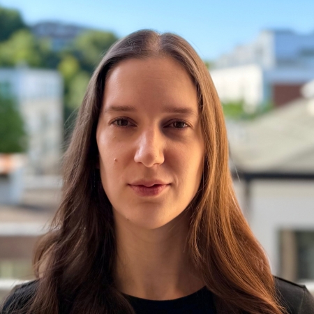 Porträt einer Frau im Freien mit Stadtblick